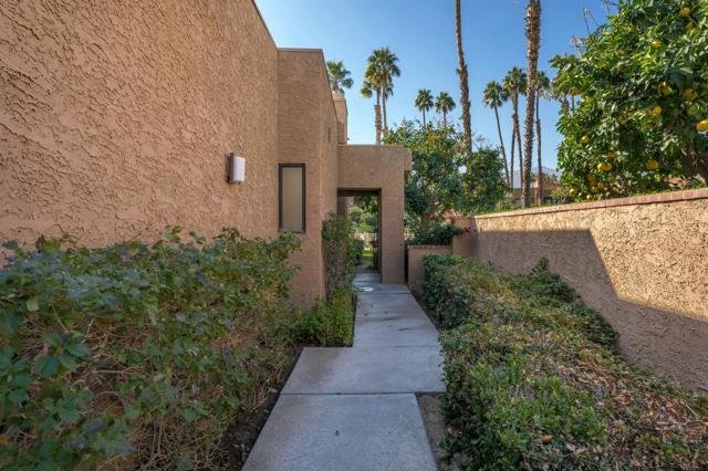 48629 Sundrop Court, Palm Desert CA: https://media.crmls.org/mediaz/f62de6ec-4349-4244-a7dc-9ecdcf4589b5.jpg