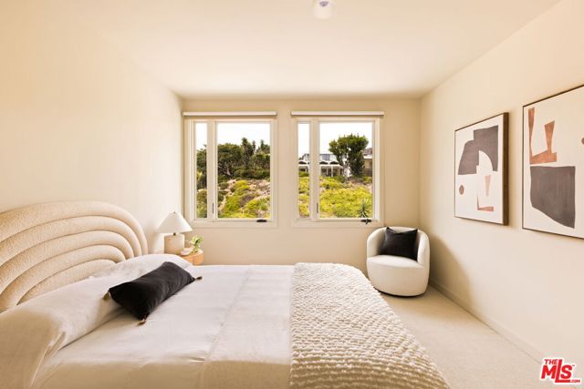5284 Los Diegos Way, Los Angeles CA: https://media.crmls.org/mediaz/f62e03c1-593f-40a7-8919-19d90547c81d.jpg