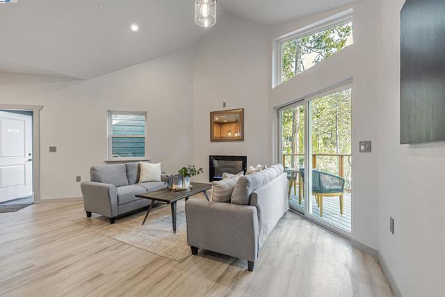 20244 Lower Skyridge Dr, Groveland CA: https://media.crmls.org/mediaz/f62f6a03-3fc2-4a6d-87a7-d3b4428121ed.jpg