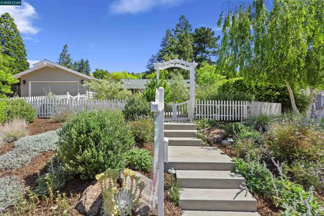 51 Ivy Dr, Orinda CA: https://media.crmls.org/mediaz/f6306f83-1eb5-4833-9dd1-e435d22d61b9.jpg
