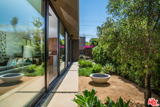 848 Milwood Avenue, Venice CA: https://media.crmls.org/mediaz/f6315677-7d3d-42fc-8165-665c56d1ae41.jpg