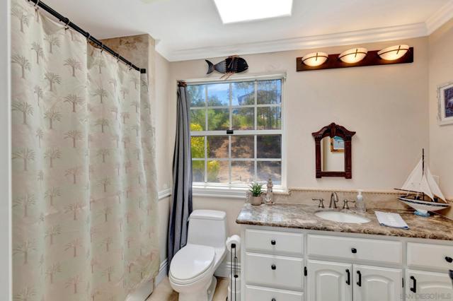 560 Seeforever Dr, San Marcos CA: https://media.crmls.org/mediaz/f6317328-179a-4186-8759-ebd63df40b5b.jpg