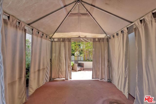130 N Swall Drive, Beverly Hills CA: https://media.crmls.org/mediaz/f631aa43-3d1f-408d-8108-1f26601aa4ee.jpg