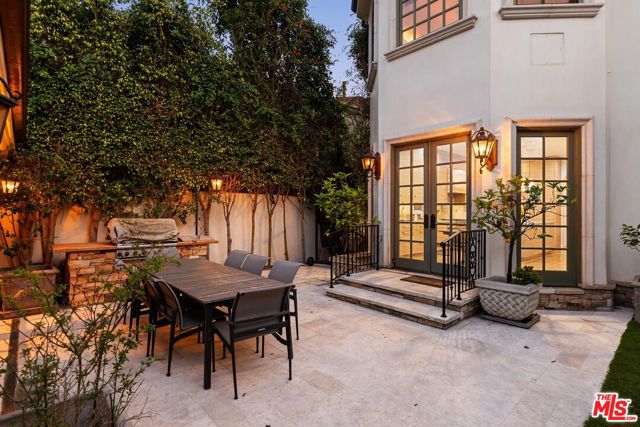 327 22nd Street, Santa Monica CA: https://media.crmls.org/mediaz/f631e64f-adfb-4728-bd77-1f597c693410.jpg