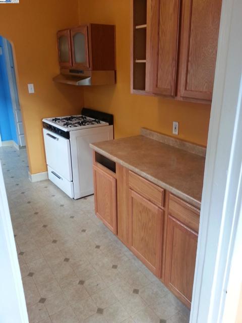 4056 Santa Rita St, Oakland CA: https://media.crmls.org/mediaz/f632d56a-1787-4b74-a63c-6ba288af39dd.jpg