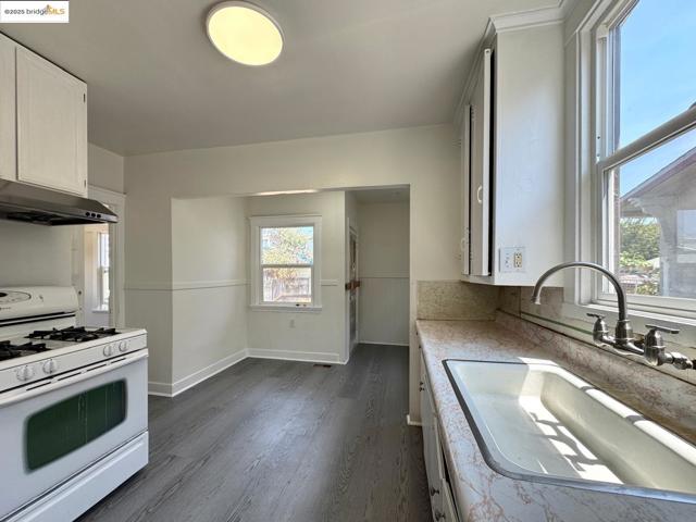 5926 Marshall St, Oakland CA: https://media.crmls.org/mediaz/f6362481-52cb-46d2-80aa-80a77f68848c.jpg