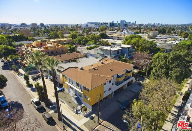 561 N Sweetzer Avenue, West Hollywood CA: https://media.crmls.org/mediaz/f6368922-6a48-45f8-9b62-deeb7009af49.jpg