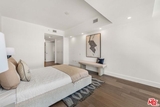 13600 Marina Pointe Drive, Marina del Rey CA: https://media.crmls.org/mediaz/f636fee3-b750-4470-af7f-ba3c534d3008.jpg