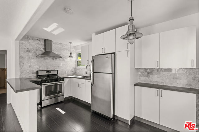 1434 24th Street, Santa Monica CA: https://media.crmls.org/mediaz/f63728f2-104f-4087-810d-8c258962d0f3.jpg