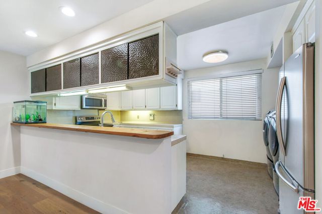 5326 Fairview Boulevard, Los Angeles CA: https://media.crmls.org/mediaz/f6373889-89c5-42e0-8b32-1a6172688b25.jpg