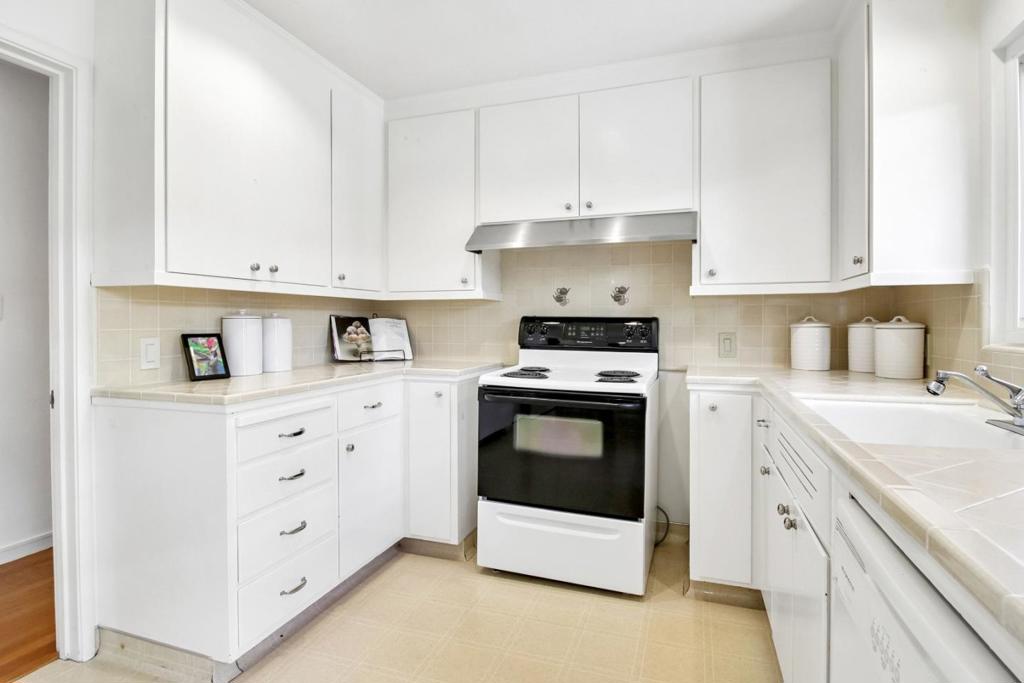 https://media.crmls.org/mediaz/f637661b-8ea8-4b44-af67-309a26e27b0f.jpg?preset=X-Large