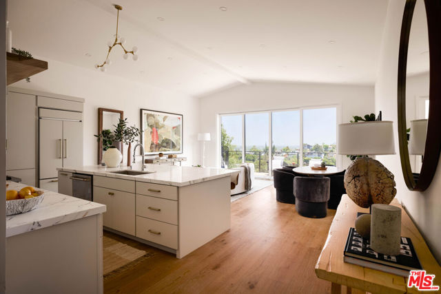 3916 Glenridge Drive, Sherman Oaks CA: https://media.crmls.org/mediaz/f6383205-895e-4c6b-8a98-f5d1ee9dff1d.jpg