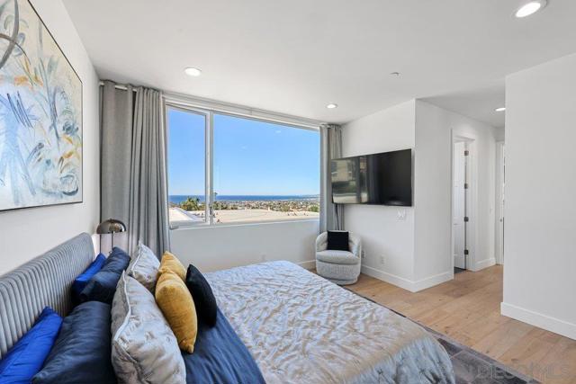 4545 Newport Ave, San Diego CA: https://media.crmls.org/mediaz/f6399d05-8159-4306-b12f-53e63b831118.jpg