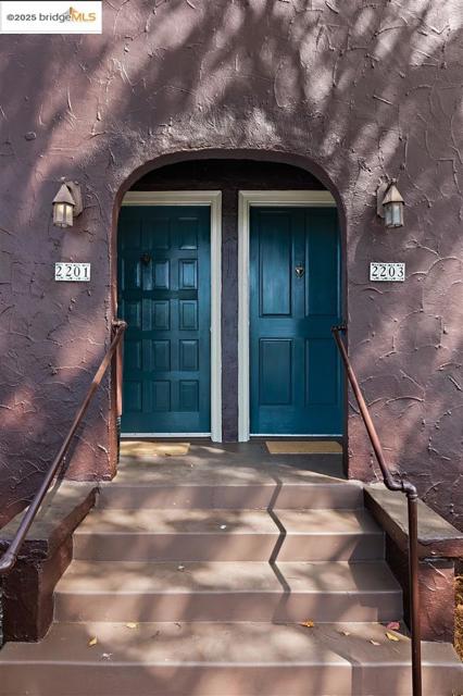 2201 Spaulding Ave, Berkeley CA: https://media.crmls.org/mediaz/f639af68-464a-4810-aba6-24cbcf403f4f.jpg