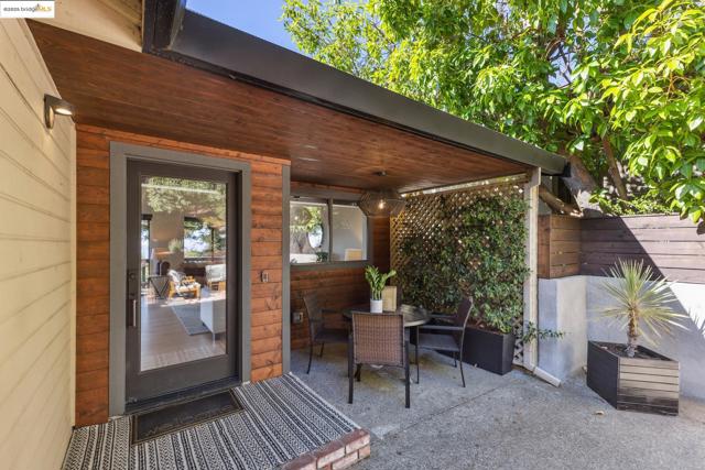 17032 Broadway Ter, Oakland CA: https://media.crmls.org/mediaz/f639be34-f195-403b-a32f-0e5a75fbc42a.jpg