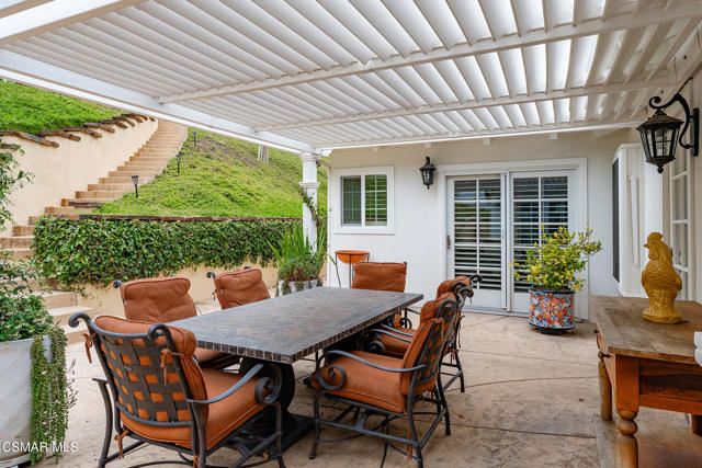 566 Rancho Road, Thousand Oaks CA: https://media.crmls.org/mediaz/f639ebac-4157-41b2-a9d0-aaabba8ff660.jpg