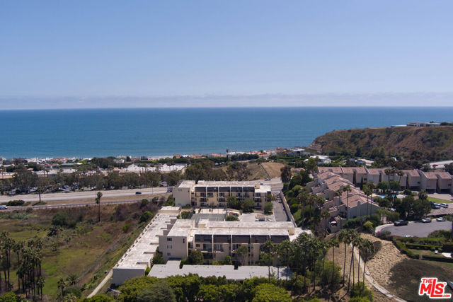 23901 Civic Center Way, Malibu CA: https://media.crmls.org/mediaz/f639f56d-61dd-4928-b43b-2b22d2d82c5e.jpg