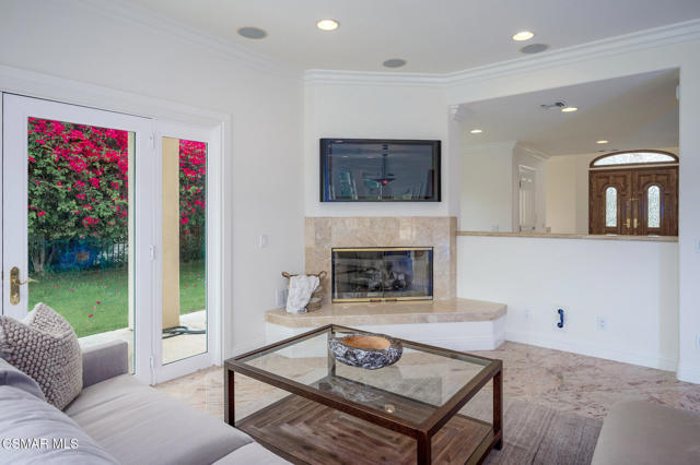 7111 Los Coyotes Place, Camarillo CA: https://media.crmls.org/mediaz/f63b0bfe-a543-4d35-a0db-e226b6a5621a.jpg