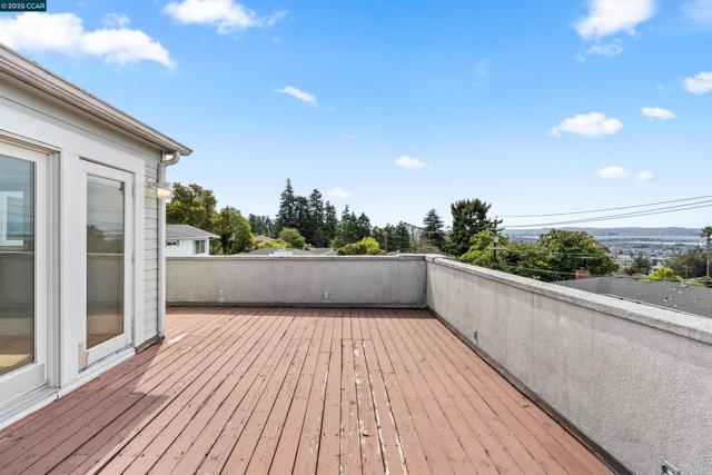 39 Anson Way, Kensington CA: https://media.crmls.org/mediaz/f63b392e-82a9-4a7c-ba0d-5db477ccb4cc.jpg