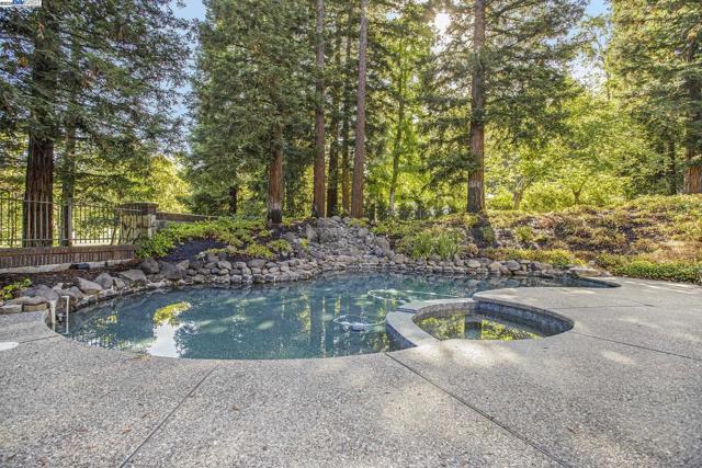3 BLACKHAWK CLUB CT, Danville CA: https://media.crmls.org/mediaz/f63bd525-c6b1-4139-b471-3581d347044e.jpg
