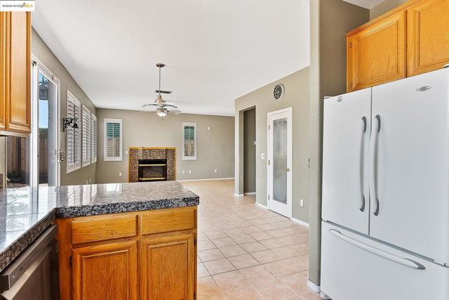 2 Quiet Path Ct, Pittsburg CA: https://media.crmls.org/mediaz/f63c085a-a491-4514-ae40-c771435fd2a3.jpg