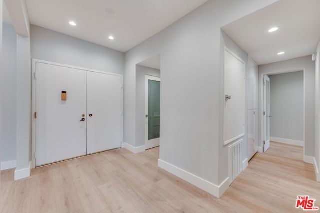 Image 22 of 38 For 1557 Beverly Glen Boulevard 203