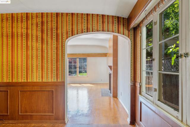 1136 S Ridgeley, Los Angeles CA: https://media.crmls.org/mediaz/f63d5c2e-da8c-4eed-89cf-220d2b0c6a24.jpg