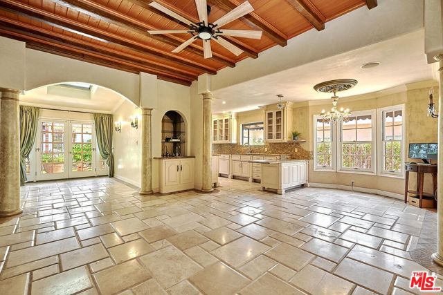 424 N Arden Boulevard, Los Angeles CA: https://media.crmls.org/mediaz/f63ddfae-84a7-4e3c-bec9-98570ed9f9c2.jpg