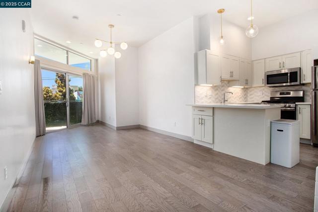 410 Webster St #1, Oakland CA: https://media.crmls.org/mediaz/f63e2a39-5dab-46c9-8325-f26e95690f26.jpg