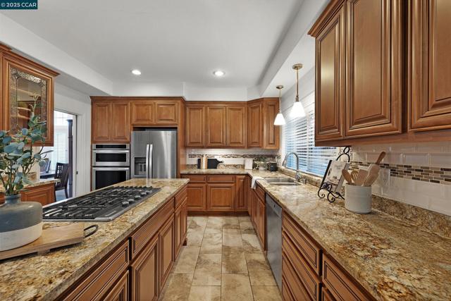 1340 Breakwater Way, Brentwood CA: https://media.crmls.org/mediaz/f63f1299-63cc-429f-a207-d1c877c332e0.jpg