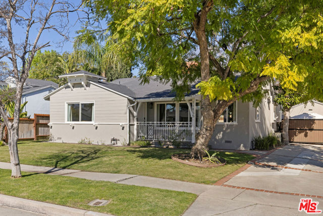 11855 Tiara Street, Valley Village CA: https://media.crmls.org/mediaz/f6404adc-dcf2-4902-88d7-02f2a233dc6f.jpg