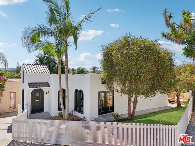 2353 Lucerne Avenue, Los Angeles CA: https://media.crmls.org/mediaz/f641206e-32cf-4a7b-8967-6278458e73c7.jpg