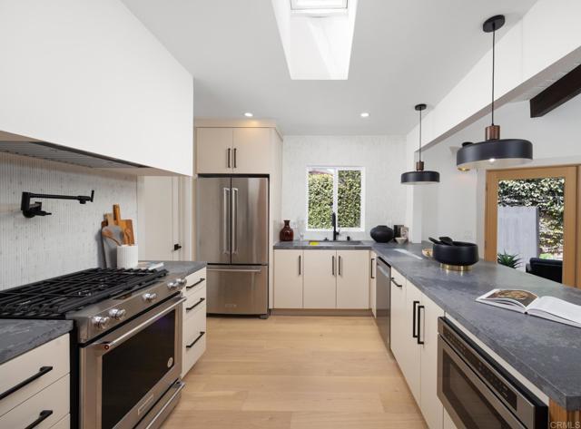Detail Gallery Image 11 of 35 For 7525 Piper Pl, Los Angeles,  CA 90045 - 3 Beds | 2 Baths