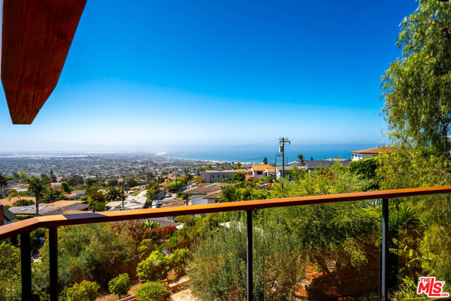 440 Mariposa Drive, Ventura CA: https://media.crmls.org/mediaz/f641d628-b594-4b1a-b6a0-ac55e97f5fb1.jpg