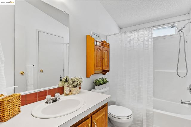 114 Zartop St, Oakley CA: https://media.crmls.org/mediaz/f64276f7-e4ff-46ef-adda-60e49d396aa2.jpg