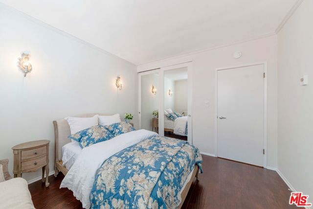 933 17th Street, Santa Monica CA: https://media.crmls.org/mediaz/f643133c-d9b7-4cf9-8110-9893c1958579.jpg