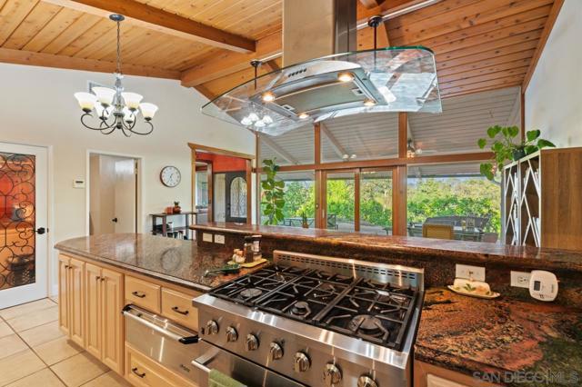 9835 Edgelake Dr, La Mesa CA: https://media.crmls.org/mediaz/f643893f-8900-45e8-afef-a64059b68bfa.jpg