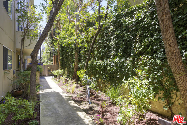 4949 Genesta Avenue, Encino CA: https://media.crmls.org/mediaz/f6439837-120d-47c3-ab26-8641253f8b11.jpg