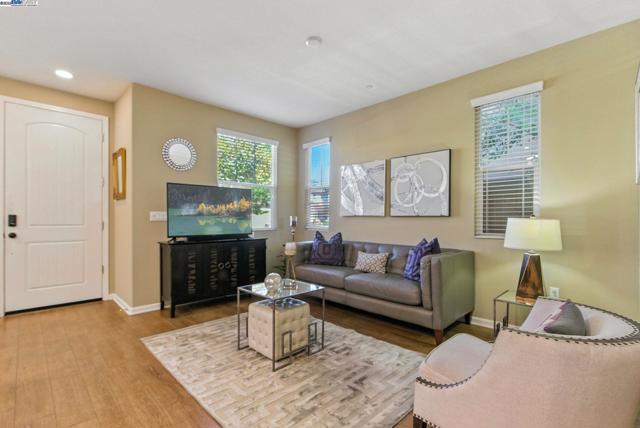 841 Fan Palm Ln, Brentwood CA: https://media.crmls.org/mediaz/f6446c4a-2980-464d-aff0-8505a6703657.jpg