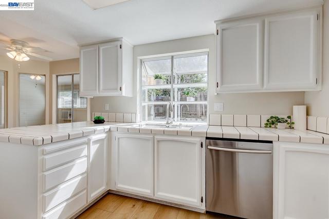 8524 Oak Harbour Ct, Fair Oaks CA: https://media.crmls.org/mediaz/f644b04d-33d1-4e52-adbc-2ef4c532f92e.jpg