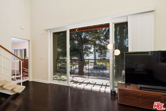 1127 15th Street, Santa Monica CA: https://media.crmls.org/mediaz/f64534ae-c18e-4b8e-b48c-c411494d8007.jpg