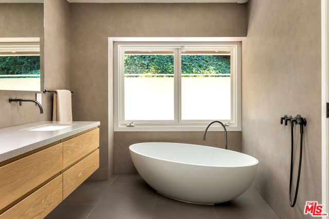 3818 Hollyline Avenue, Sherman Oaks CA: https://media.crmls.org/mediaz/f6453f62-e235-467f-8910-d5c3a47b6ad9.jpg