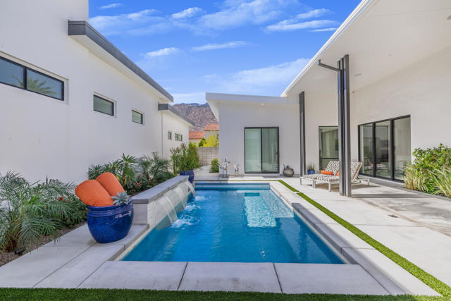 151 Holliday Way, Palm Springs CA: https://media.crmls.org/mediaz/f646c55b-355a-4138-a955-e795a61688aa.jpg