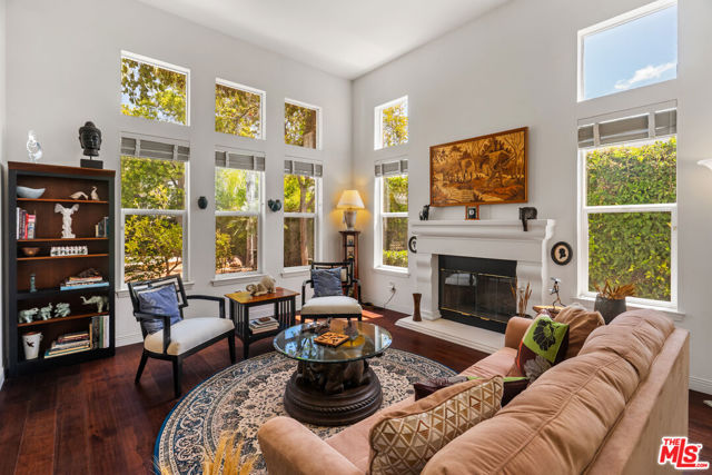 2321 Sunny Point Street, Thousand Oaks CA: https://media.crmls.org/mediaz/f646d15e-cf6b-4239-97b6-97984bca0d9f.jpg