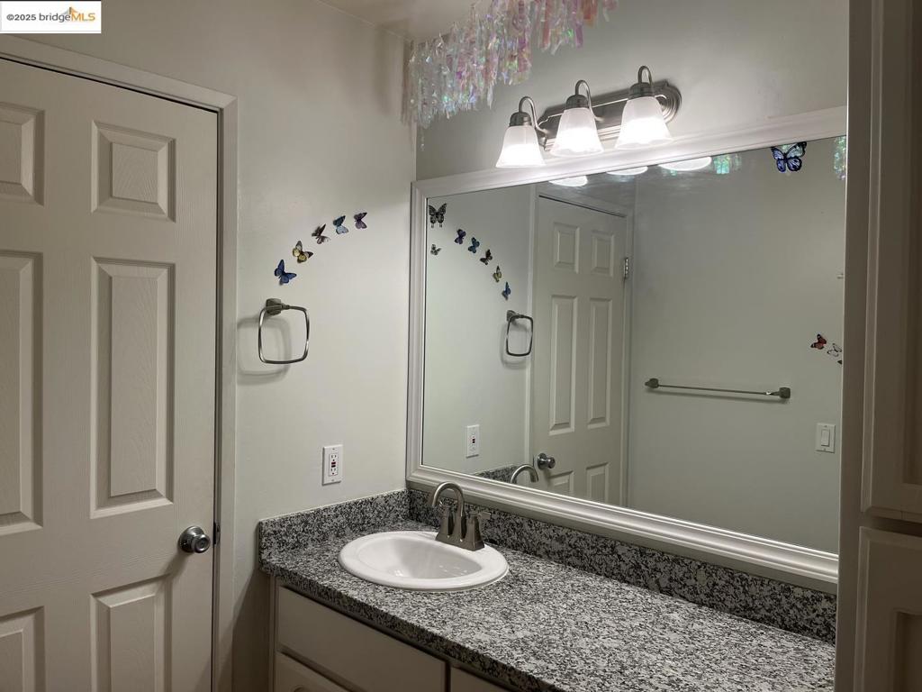 https://media.crmls.org/mediaz/f64748ab-34b6-407a-a025-000f915887d6.jpg?preset=X-Large
