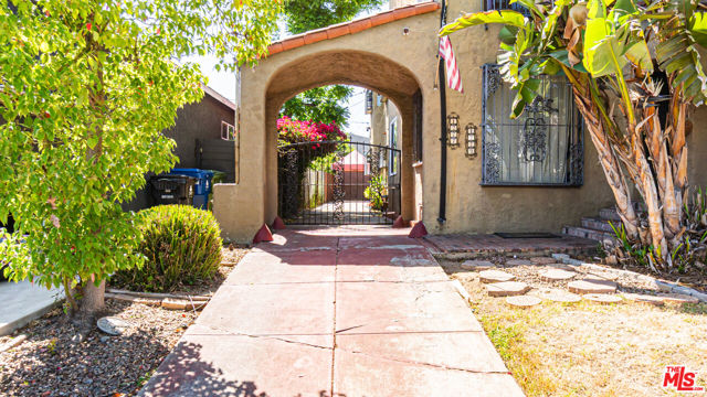 1277 S Orange Drive, Los Angeles CA: https://media.crmls.org/mediaz/f6476b5d-6551-4bd8-8c18-6d637d899e16.jpg