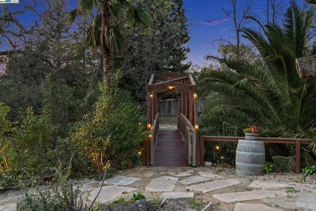 4613 Mirador Dr, Pleasanton CA: https://media.crmls.org/mediaz/f6478e52-5bbf-4c2f-9819-bb2d75b7980a.jpg