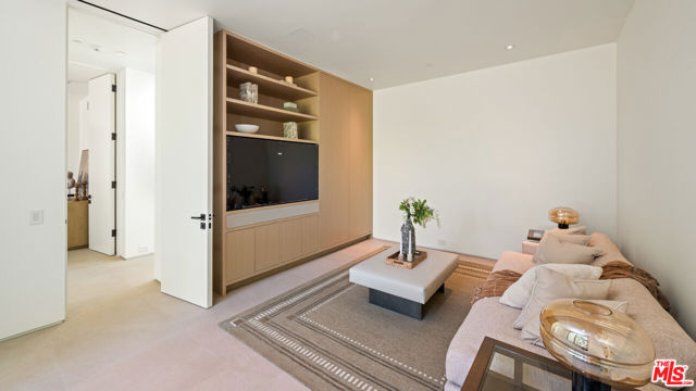 1016 N Hillcrest Road, Beverly Hills CA: https://media.crmls.org/mediaz/f648850e-09ff-4350-b726-a3eb21ea0fa0.jpg