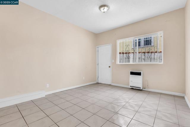 2150 35Th Ave, Oakland CA: https://media.crmls.org/mediaz/f6489564-b63b-4011-9777-28243cf56482.jpg