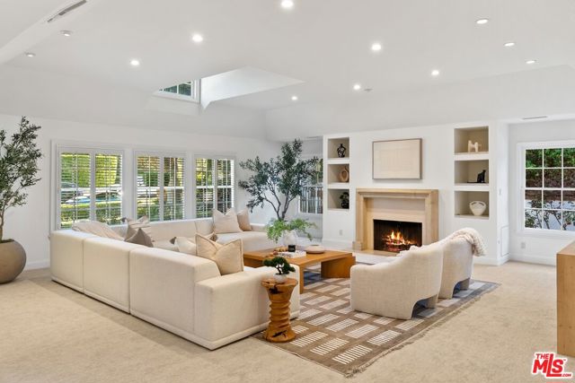2596 Wallingford Drive, Beverly Hills CA: https://media.crmls.org/mediaz/f64a982a-5560-4951-a039-f57801b526ee.jpg